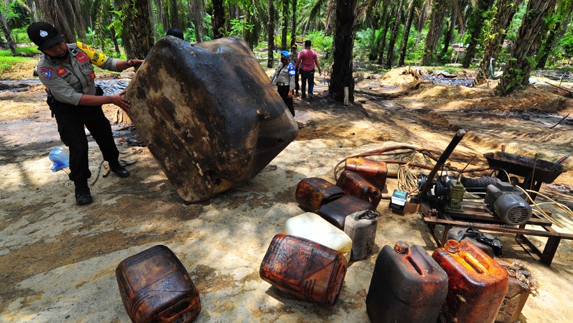 Aparat Gabungan Gerebek Pengeboran Minyak Ilegal di Muarojambi - Bagian 1