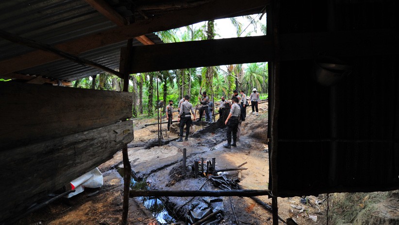 Aparat Gabungan Gerebek Pengeboran Minyak Ilegal di Muarojambi - Bagian 3