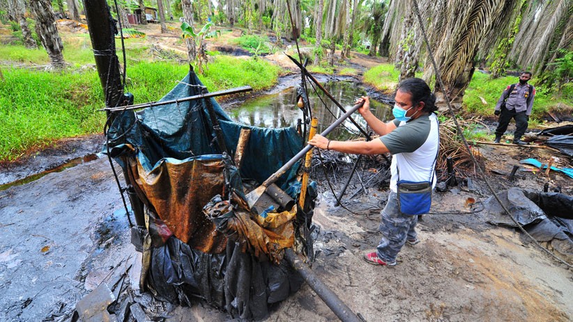 Aparat Gabungan Gerebek Pengeboran Minyak Ilegal di Muarojambi - Bagian 2