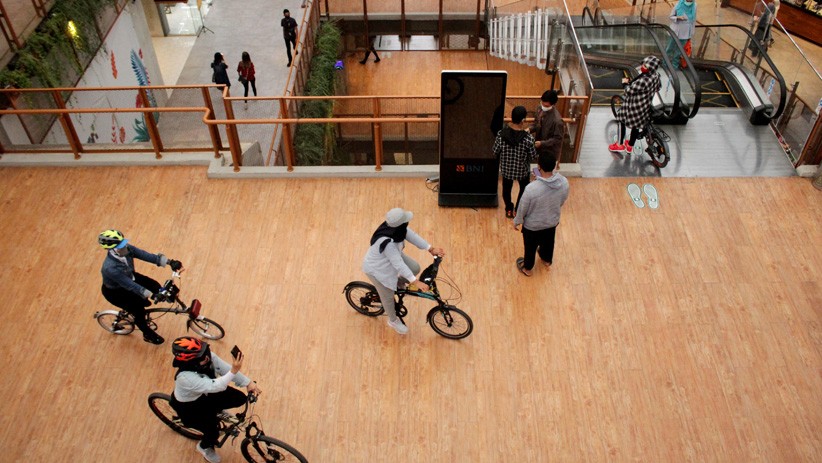 Asyiknya Bersepeda di Dalam Mal Sambil Belanja - Bagian 1