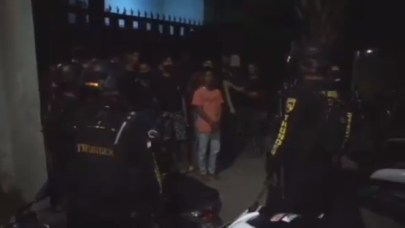 Pesta Miras, Belasan Remaja Kocar-Kacir Masuk Rumah Warga saat Dikejar Polisi