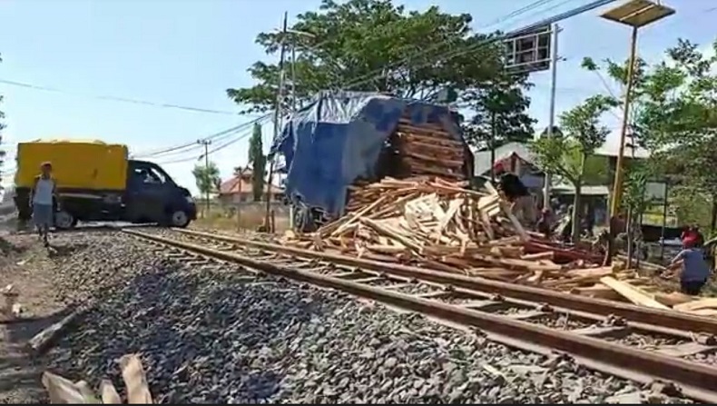 Nekat Terobos Palang Pintu  Truk  Muatan Kayu di Pasuruan 