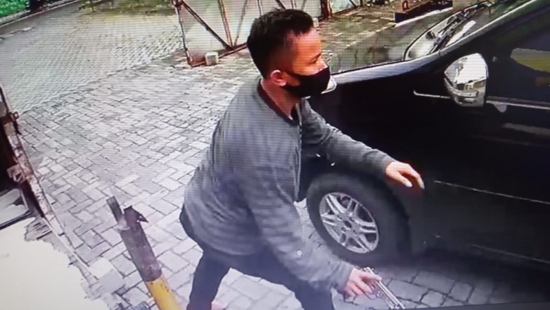 Geger, Ada Pria Berambut Cepak Turun dari Mobil sambil Todongkan Pistol di Medan