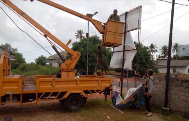 Langgar Aturan, Ratusan Alat Peraga Paslon Pilkada Bateng Dicopot Paksa