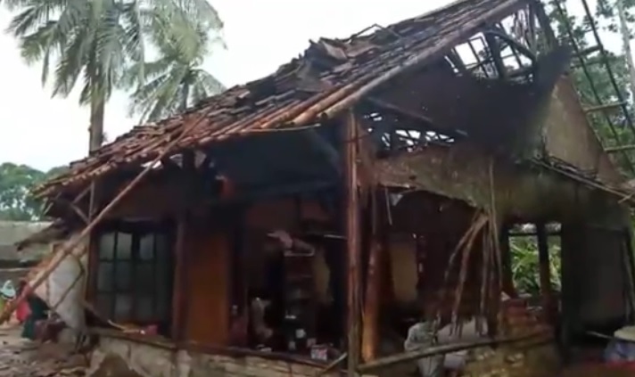 Angin Puting Beliung Terjang Pandeglang, Puluhan Rumah Rusak, 1 Luka-Luka