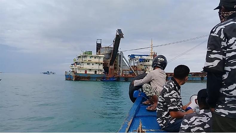 title Nelayan Sungailiat Usir Kapal Penambang Pasir di Perairan Air Kantung Nelayan Sungailiat Usir Kapal Penambang Pasir di Perairan Air Kantung
