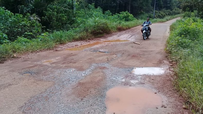 title Akses Jalan Penghubung 2 Kecamatan di Kabupaten Bangka Rusak Parah Akses Jalan Penghubung 2 Kecamatan di Kabupaten Bangka Rusak Parah
