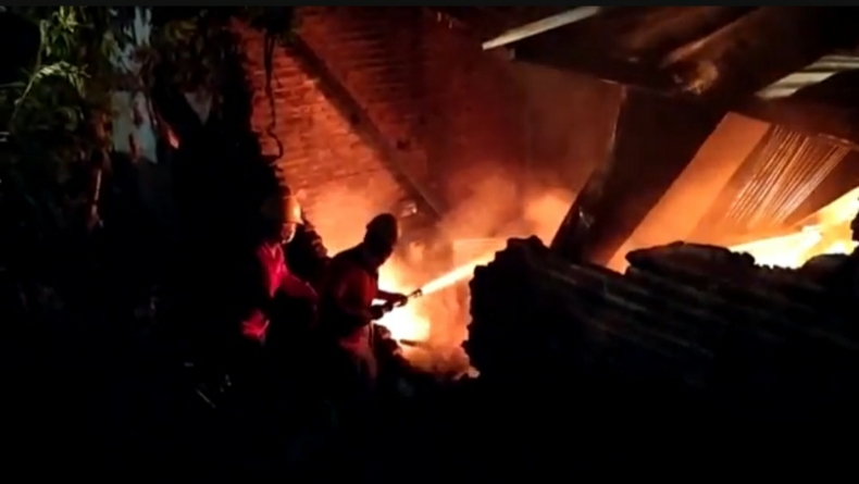 Diduga akibat Korsleting Listrik, Gudang Tisu di Mojokerto Ludes Terbakar