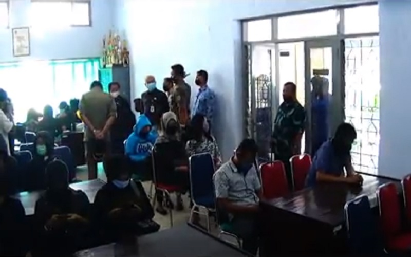 title Asyik Bermesraan di Kamar Kos, 10 Pasangan Bukan Suami Istri Digerebek Satpol PP Asyik Bermesraan di Kamar Kos, 10 Pasangan Bukan Suami Istri Digerebek Satpol PP