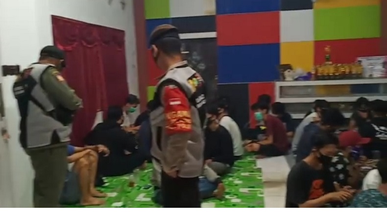 Langgar Protokol Kesehatan, Pengunjung Angkringan di Banjarmasin Dibubarkan