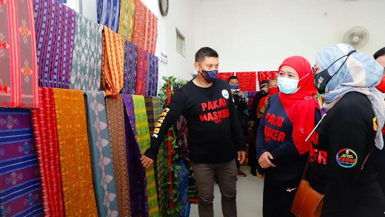 Gubernur Khofifah Apresiasi Anak Muda Lestarikan Tradisi Tenun Ikat di Kediri