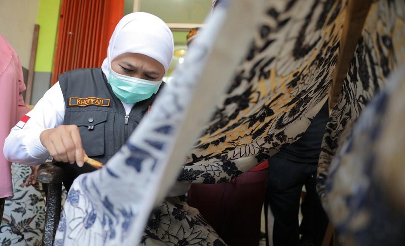 Hari Batik Nasional, Ini Pesan Gubernur Khofifah untuk Generasi Milenial Jatim