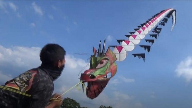 Sambut Masa Panen, Ratusan Warga di Jombang Ikut Lomba Layang-Layang Hias