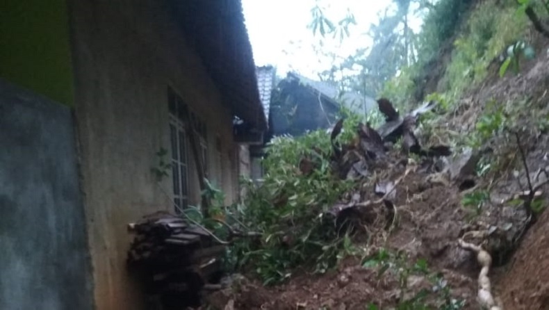 Hujan Mengguyur Semalaman, 2 Rumah di Pacitan Ditimpa Longsor