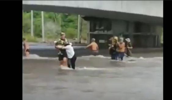 Banjir Bandang Seret 2 Mobil Offroad di Sungai Unda Klungkung