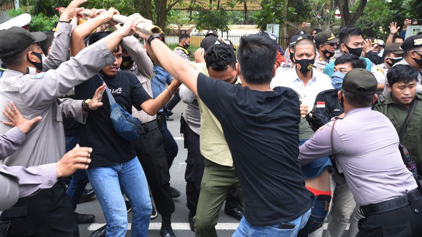  Polisi Bubarkan Paksa Unjuk Rasa HUT Banten yang Anarkistis - Bagian 3
