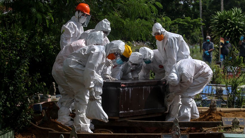 Jenazah Bupati Bangka Tengah Dimakamkan dengan Protokol Covid-19 - Bagian 1