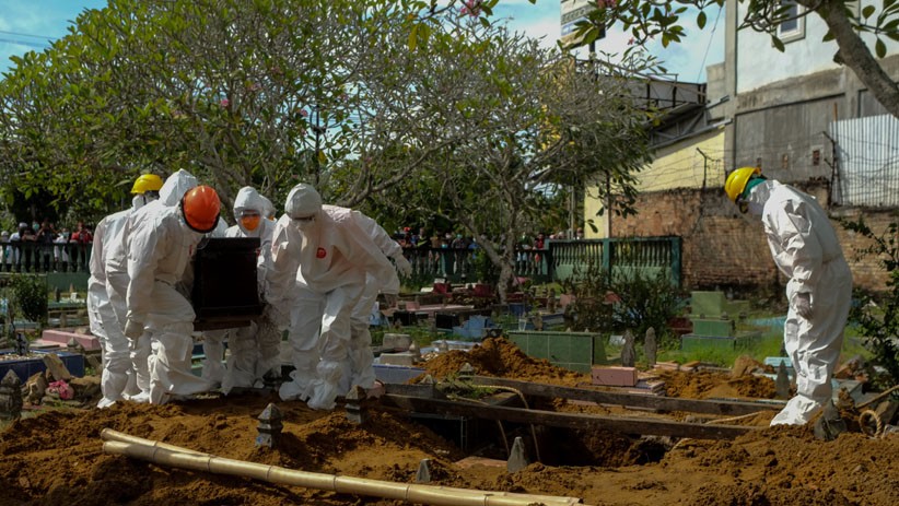 Jenazah Bupati Bangka Tengah Dimakamkan dengan Protokol Covid-19 - Bagian 2