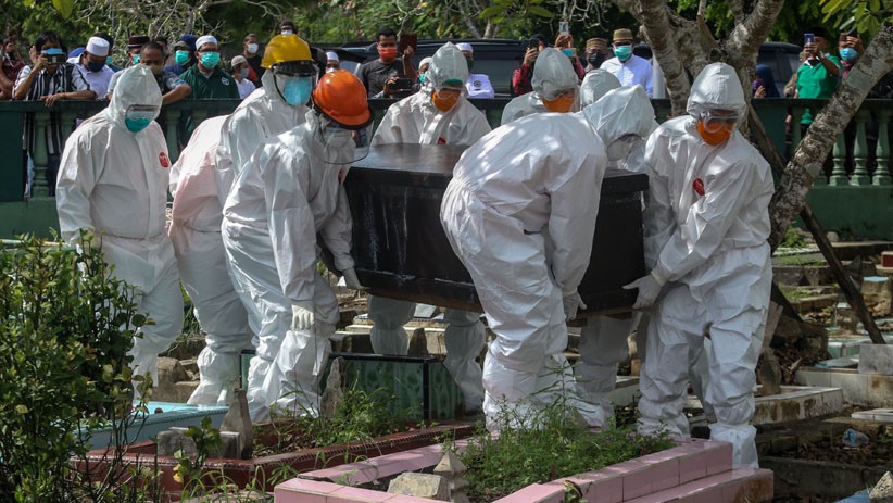 Jenazah Bupati Bangka Tengah Dimakamkan dengan Protokol Covid-19 - Bagian 3