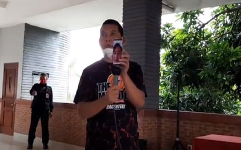 Teguh Sapa Langsung Juru Parkir se-Solo, Gibran Sampaikan Salam lewat Video Call