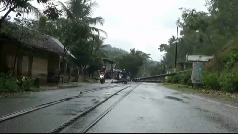 Longsor di Pacitan Rusak 4 Tiang PLN, Aliran Listrik Padam