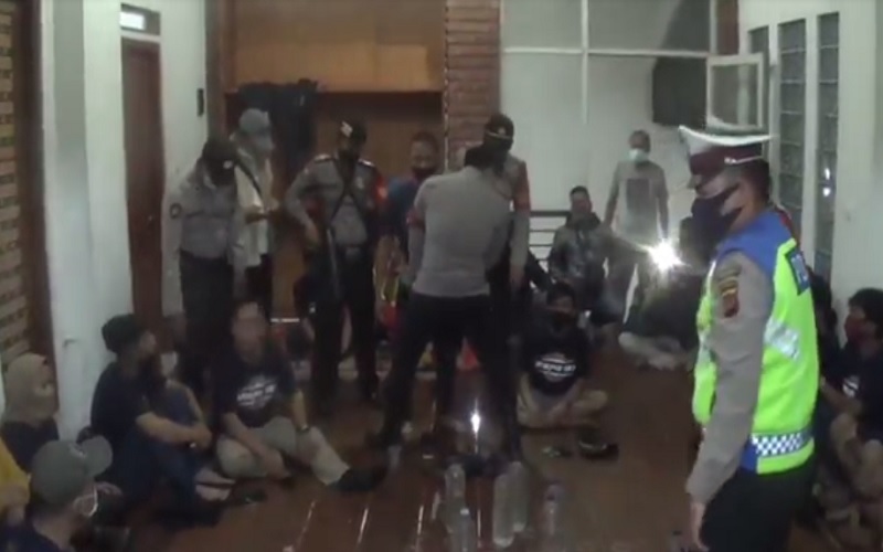 Asyik Pesta Miras saat Reuni SMA, 30 Pria dan 3 Perempuan di Vila Bogor Digerebek