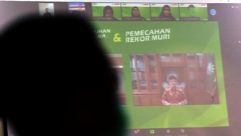 Aksi Sosial Ribuan Mahasiswa UMSurabaya se-Indonesia Masuk Rekor MURI - Bagian 4