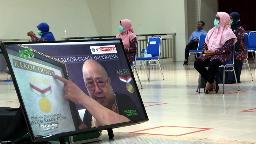 Aksi Sosial Ribuan Mahasiswa UMSurabaya se-Indonesia Masuk Rekor MURI - Bagian 3