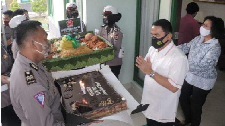HUT ke-75 TNI, Kapolda Sulut Beri Kejutan Tumpeng ke Pangdam XIII Merdeka