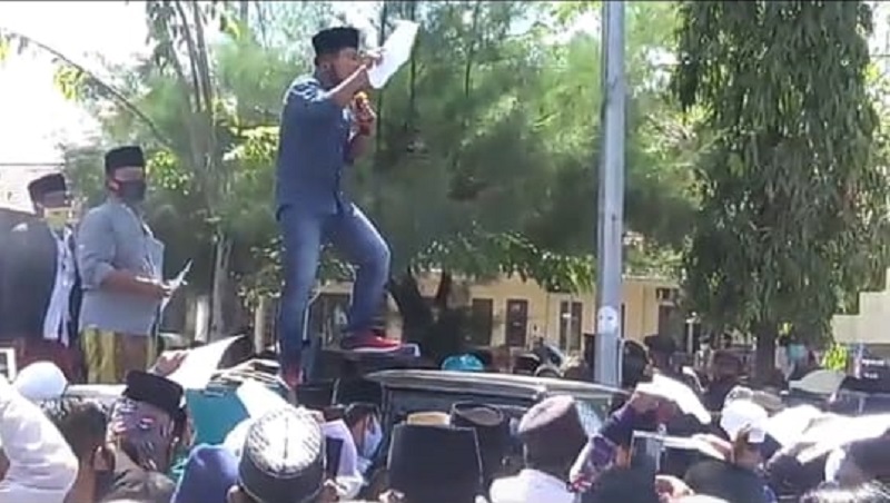 Datangi Polres Sampang, Ratusan Santri Minta Polisi Tangkap Akun Facebook Allby Madura