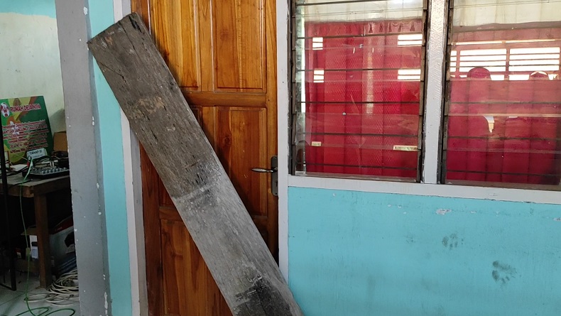 Kepala Desa di Sikka NTT Diduga Hamili Staf, Ratusan Warga Palang Kantor Kades