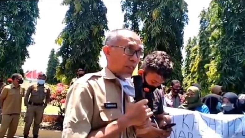 Demo ke Kantor Bupati Bulukumba, Puluhan Mahasiswa Protes APK Paslon di Mobil Satpol PP