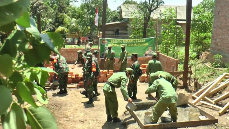 Bantu Warga Terdampak Covid-19, Koramil 404-03 Bedah Rumah dari Infak Prajurit