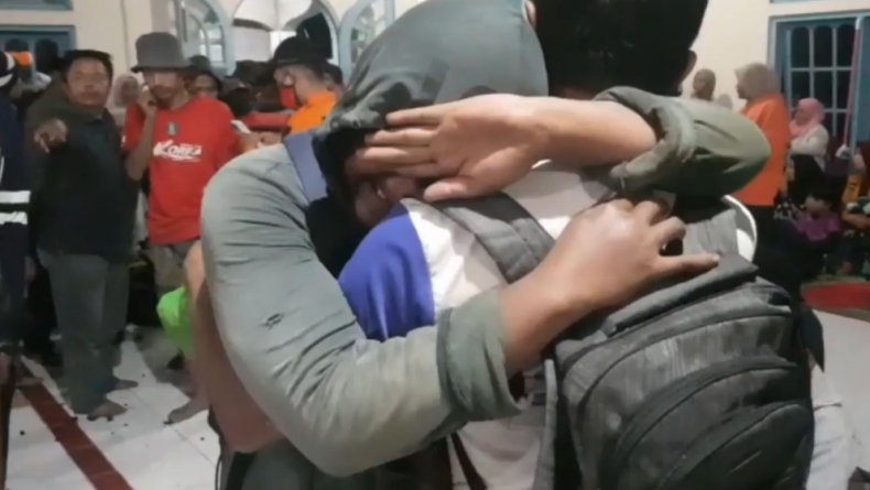 Tangis Haru Warnai Kepulangan 84 Orang yang Hilang di Hutan Kamang Agam