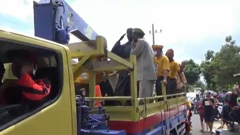 title Peringati HUT ke-75 TNI, Veteran di Ponorogo Arak Patung Jenderal Besar Sudirman Setinggi 2 Meter Peringati HUT ke-75 TNI, Veteran di Ponorogo Arak Patung Jenderal Besar Sudirman Setinggi 2 Meter