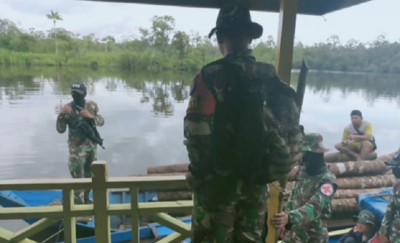 Sita 30 Batang Kayu, Satgas Pamtas Tangkap Pelaku Pembalakan Liar Hutan Sambas