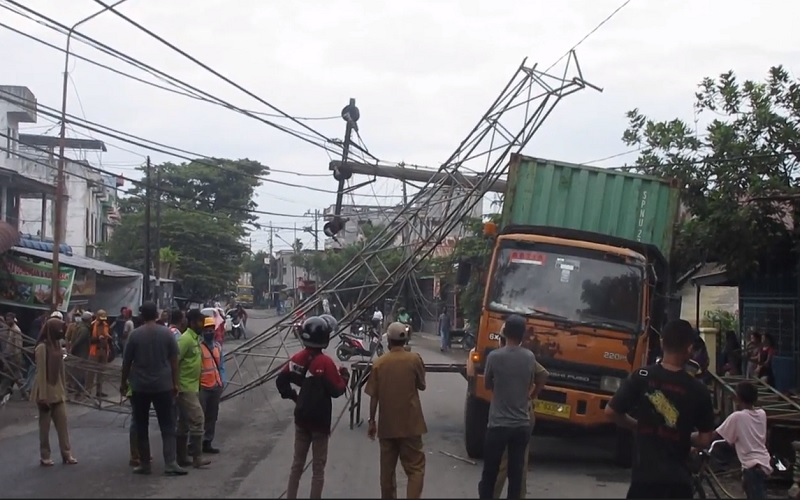 Rem Blong, Truk Pengangkut Peti Kemas Tabrak Tiang Listrik di Medan Marelan
