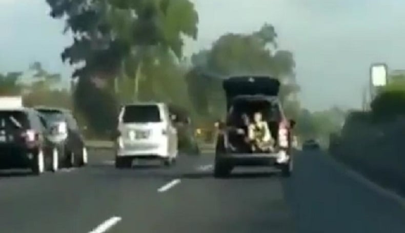 Viral Pemuda Buka Pintu  Belakang Mobil di Jalan  Tol  Ini 