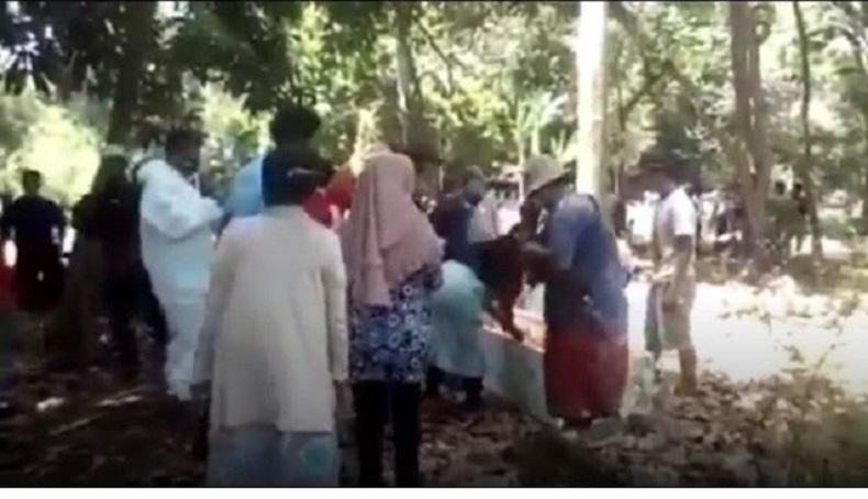 Viral, Warga Buka Paksa Peti Jenazah Pasien Covid-19 di Cirebon