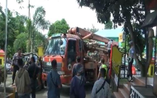 Diduga Rem Blong, Truk Beton Tabrak Gerbang Mapolres Tanjungpinang
