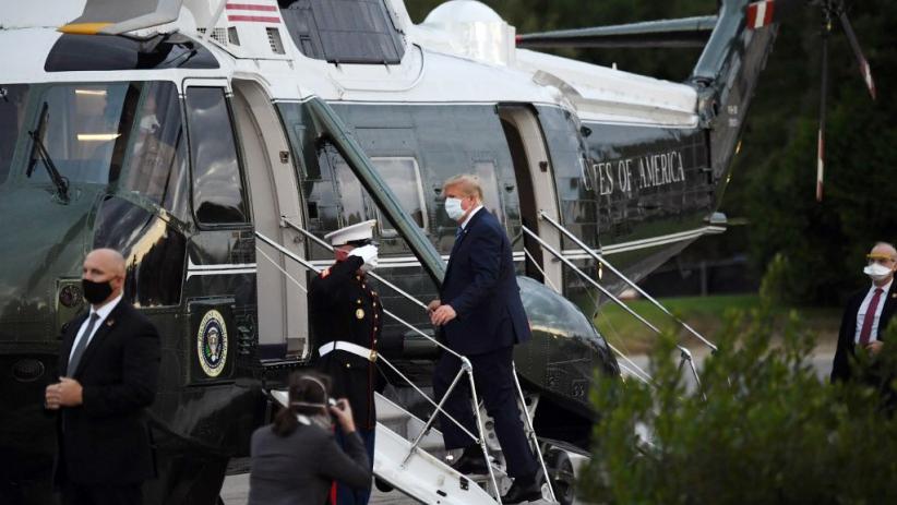 Kembali ke Gedung Putih, Presiden Donald Trump Acungkan 2 Jempol - Bagian 2