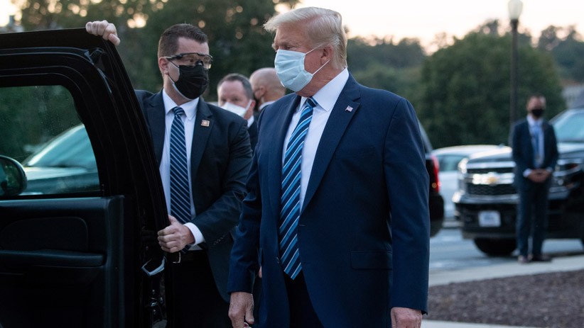 Kembali ke Gedung Putih, Presiden Donald Trump Acungkan 2 Jempol - Bagian 3