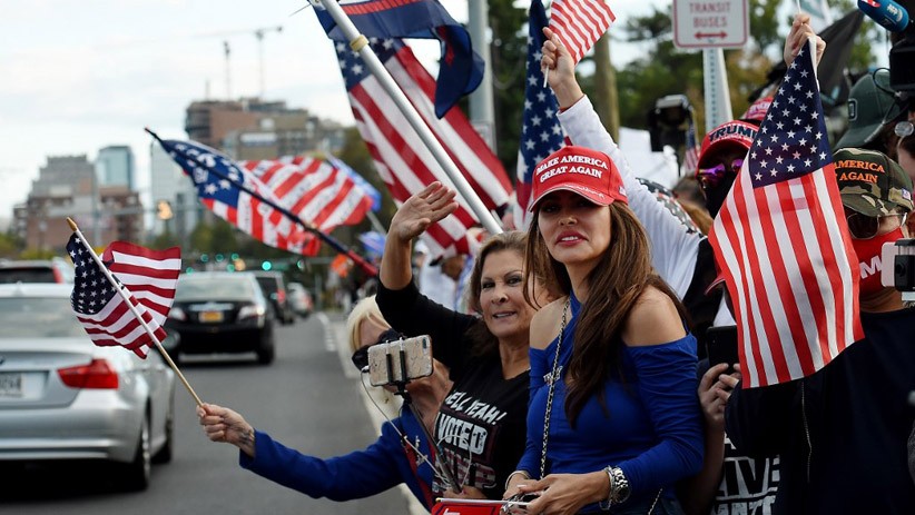 Kembali ke Gedung Putih, Presiden Donald Trump Acungkan 2 Jempol - Bagian 4