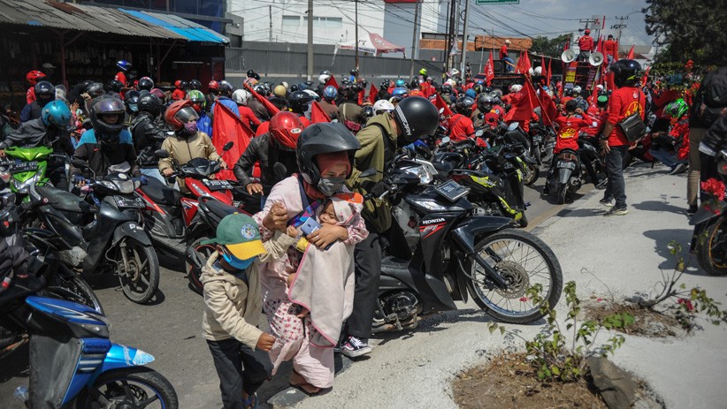 Tolak UU Cipta Kerja, Ratusan Buruh Blokir Jalan Nasional Bandung-Garut - Bagian 3