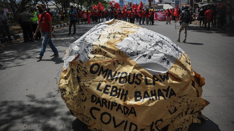 Tolak UU Cipta Kerja, Ratusan Buruh Blokir Jalan Nasional Bandung-Garut - Bagian 2