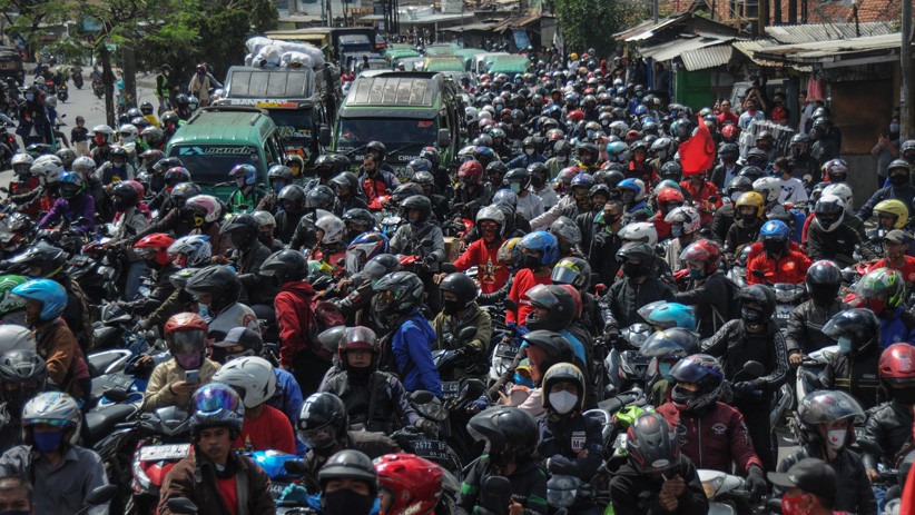 Tolak UU Cipta Kerja, Ratusan Buruh Blokir Jalan Nasional Bandung-Garut - Bagian 4