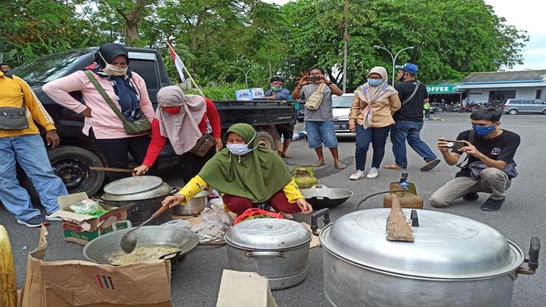 title Tuntut Izin Tambang Dicabut, Nelayan Goreng Ikan Asin di Depan Kantor PT Timah Tuntut Izin Tambang Dicabut, Nelayan Goreng Ikan Asin di Depan Kantor PT Timah
