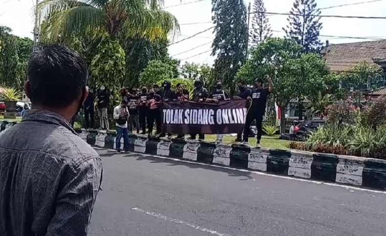Demo Pendukung Jerinx Dibubarkan Polisi
