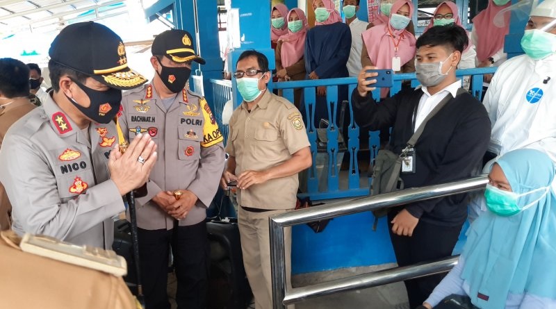 Kapolda Kalsel Jemput Pasien Covid-19 dan Kawal Pemindahan ke Rumah Karantina