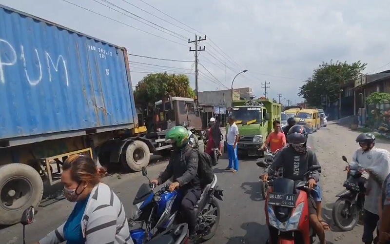 Gara-Gara Sopir Main HP saat Berkendara, Sedan Tabrak Truk di Medan